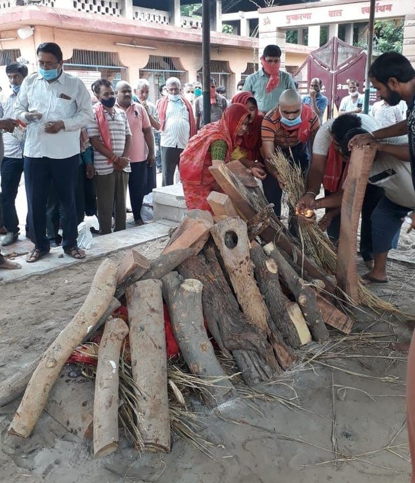 बेटियों ने दी शिक्षिका मां की चिता को मुखाग्नि