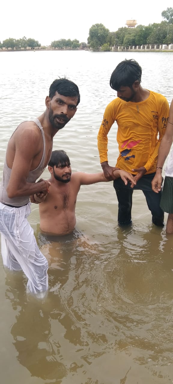 तालाब में डूबने से युवक को बचाया गया