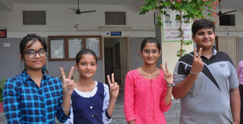 बाड़मेर में बेटियां रही बेटों से आगे, कुल 51208 में 51077 विद्यार्थी सफल घोषित