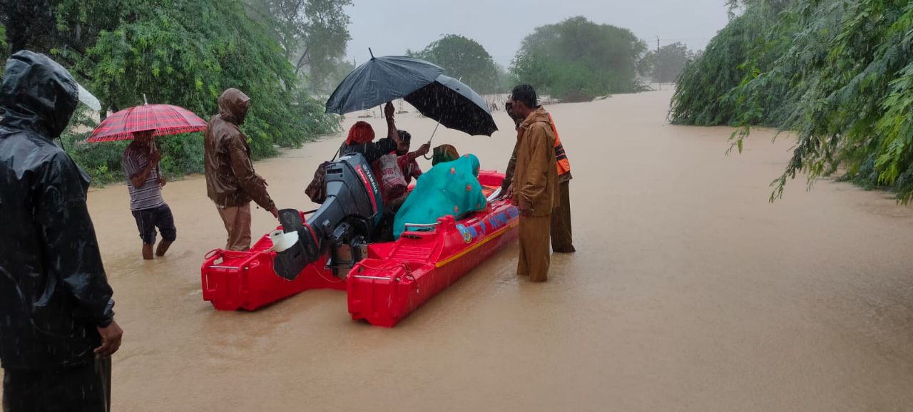 भारी बारिश से बस्तियों में भरा पानी, 200 से अधिक लोगों का रेस्क्यू