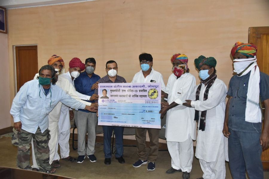 आर्थिक दृष्टि से कमजोर 47 कलाकारों के खाते में पहुंची सहायता राशि
