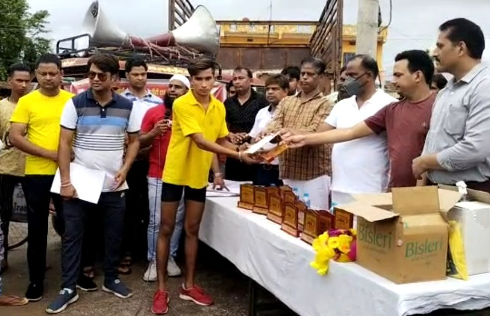 रक्तदान के प्रति जागरुकता के लिए दौड़े युवा