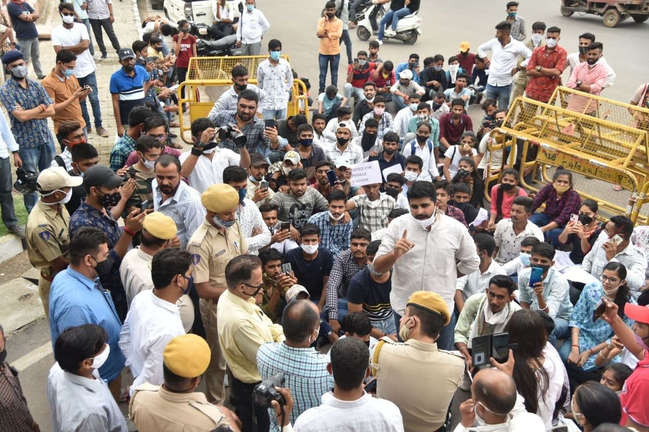 पुलिस छावनी बना जेएनवीयू, छात्र छात्राओं ने गेट के बाहर किया प्रदर्शन 