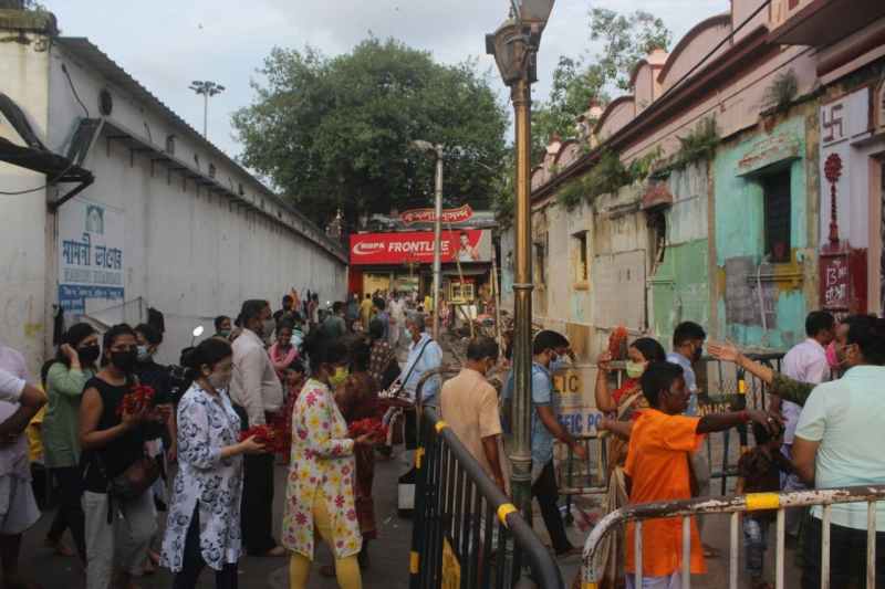 कालीघाट मंदिर के कपाट खुले, उमड़े भक्त