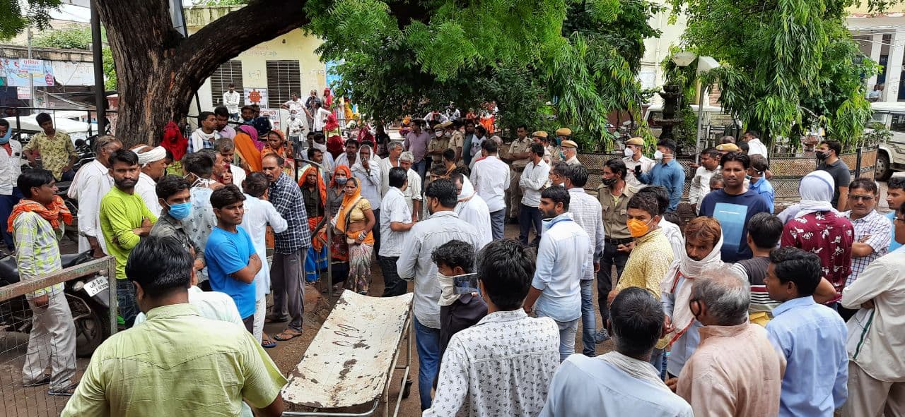 बालक गिरा कुएं में, बचाने में एक की मौत दो घायल
