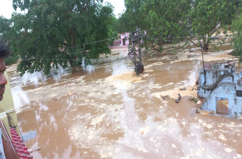 झुंझुनूं के सोहली गांव के 100 घरों में पानी घुसा, चिड़ावा में खेत लबालब