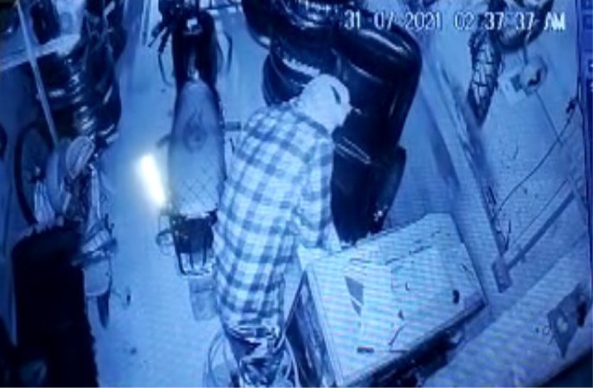 Theft in the cycle shop by breaking the lock on the station road