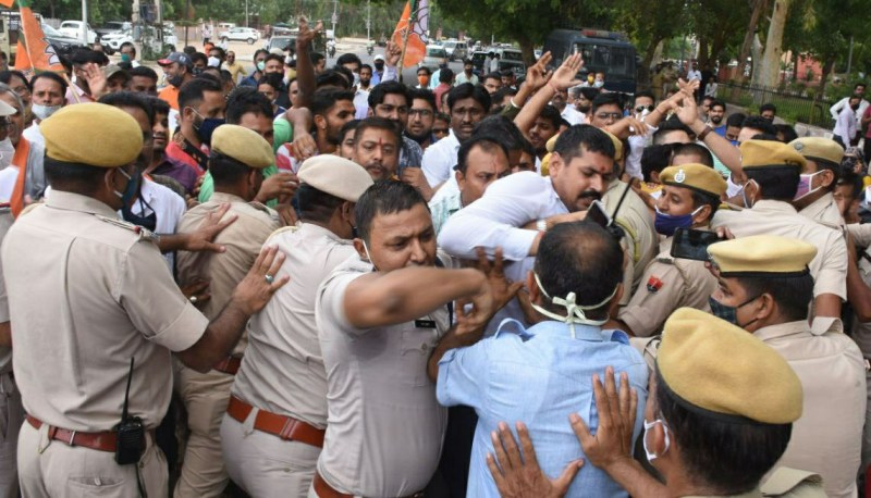 पुलिस और भाजपा कार्यकर्ताओं में धक्का-मुक्की