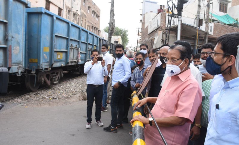 रेल फाटक बंद होने से ट्रैफिक में फंसे यूडीएच मंत्री बोले, विकराल समस्या का शीघ्र कराएंगे समाधान