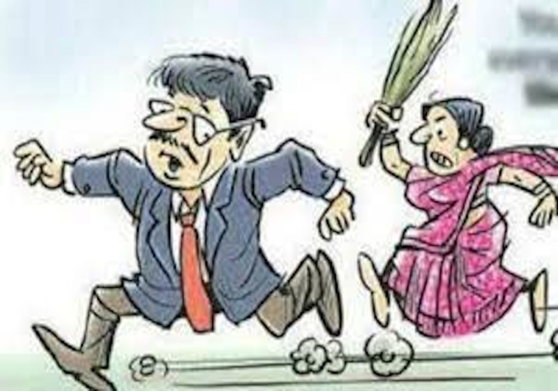 Quick Read: पुलिस के पास पहुंचा पति, कहा पत्नी से बचा लो, प्रेमी के कहने पर पीटती है