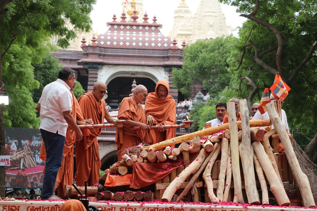 दिवंगत संत हरिप्रसाद स्वामी पंचतत्व में विलीन