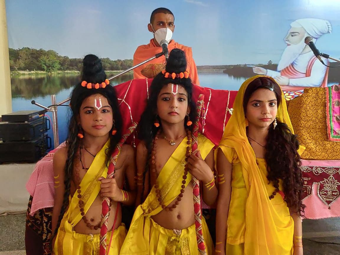 Devotees immersed in the living tableau of Mata Sita and Hanuman