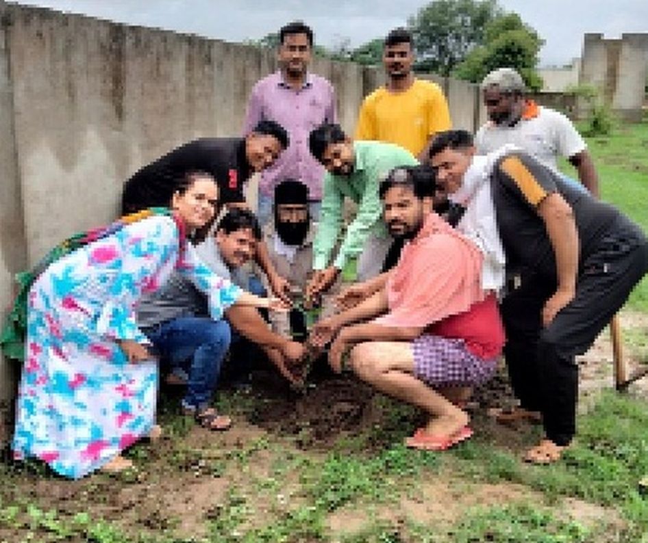 पौधारोपण किया, सार संभाल की ली जिम्मेदारी