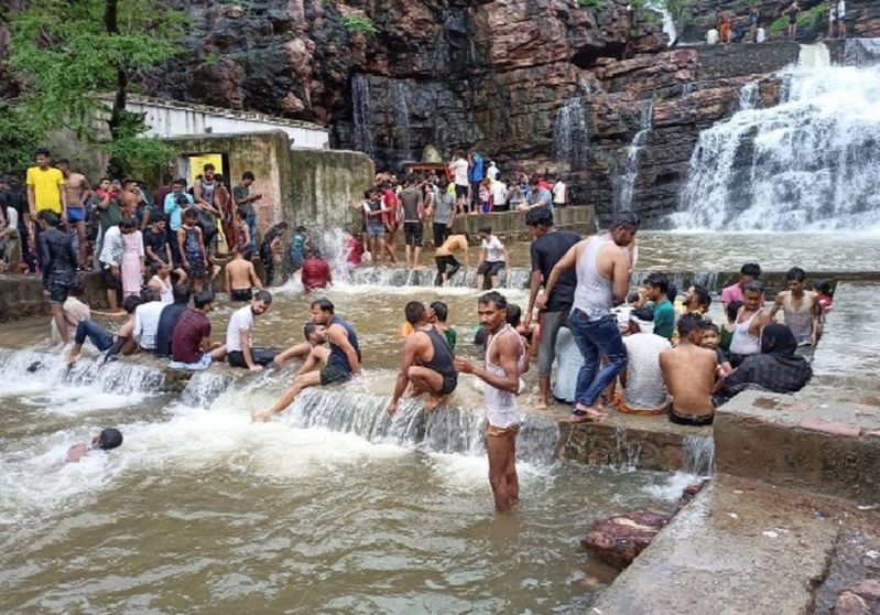 संडे बना फन-डे, पिकनिक स्थलों पर चहल-पहल