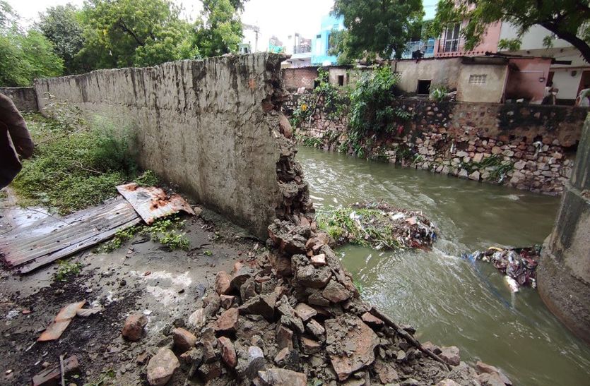 एस्केप चैनल पर बने मकान का हिस्सा ढहा