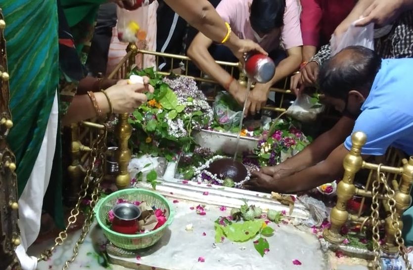 शिवालयों में सुबह से ही गूंजा हर—हर महादेव
