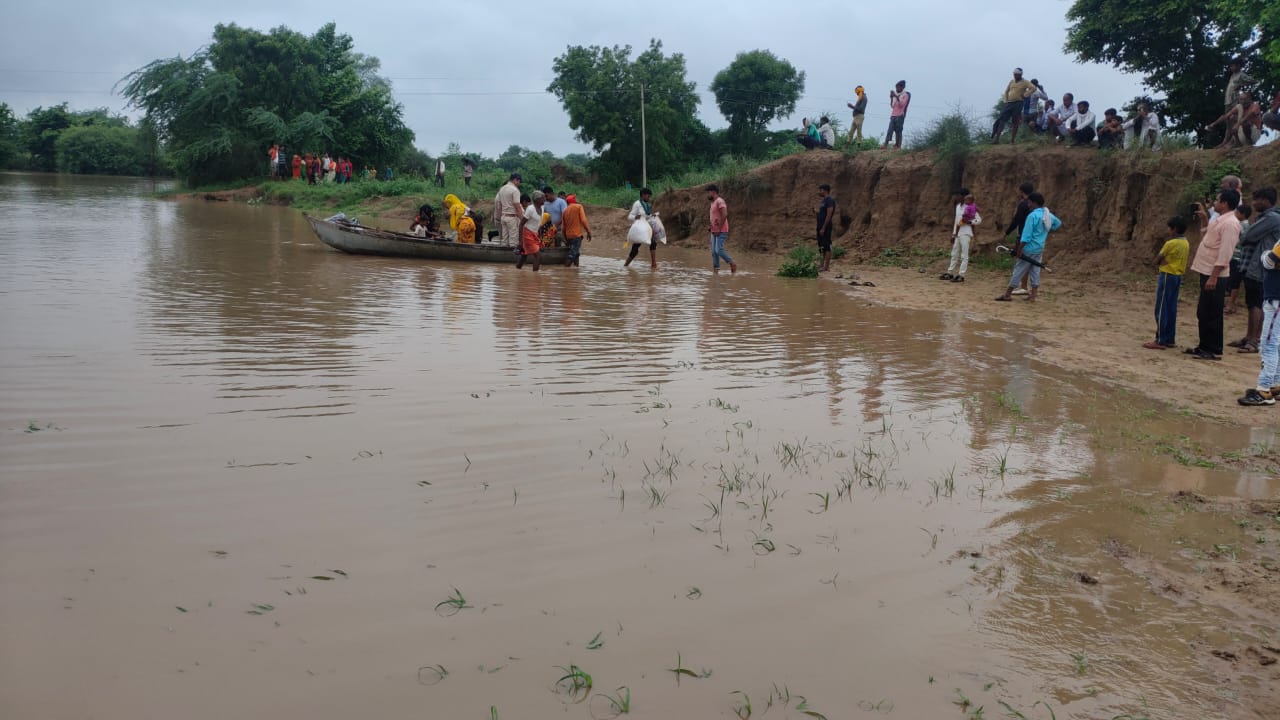 रिश्तेदार लेकर आए वोट, तब बाढ़ में फंसे ग्रामीणों को निकाला