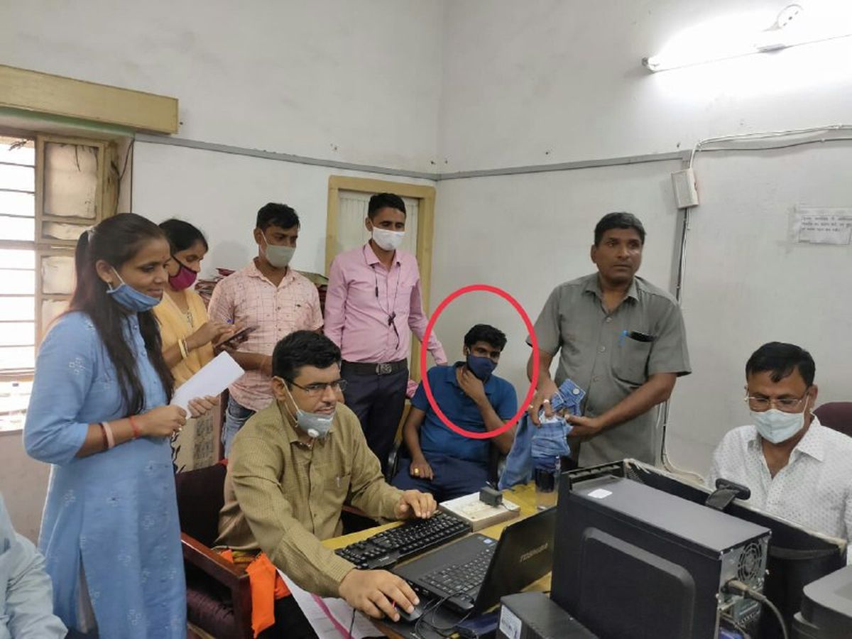 रीको का वरिष्ठ सहायक आठ हजार रुपए रिश्वत लेते गिरफ्तार