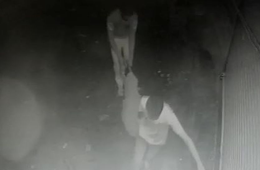 VIDEO: गैस कटर से एटीएम काटकर साढ़े 12 लाख रुपए उड़ाए, सीसीटीवी में कैद हुए तीन चोर
