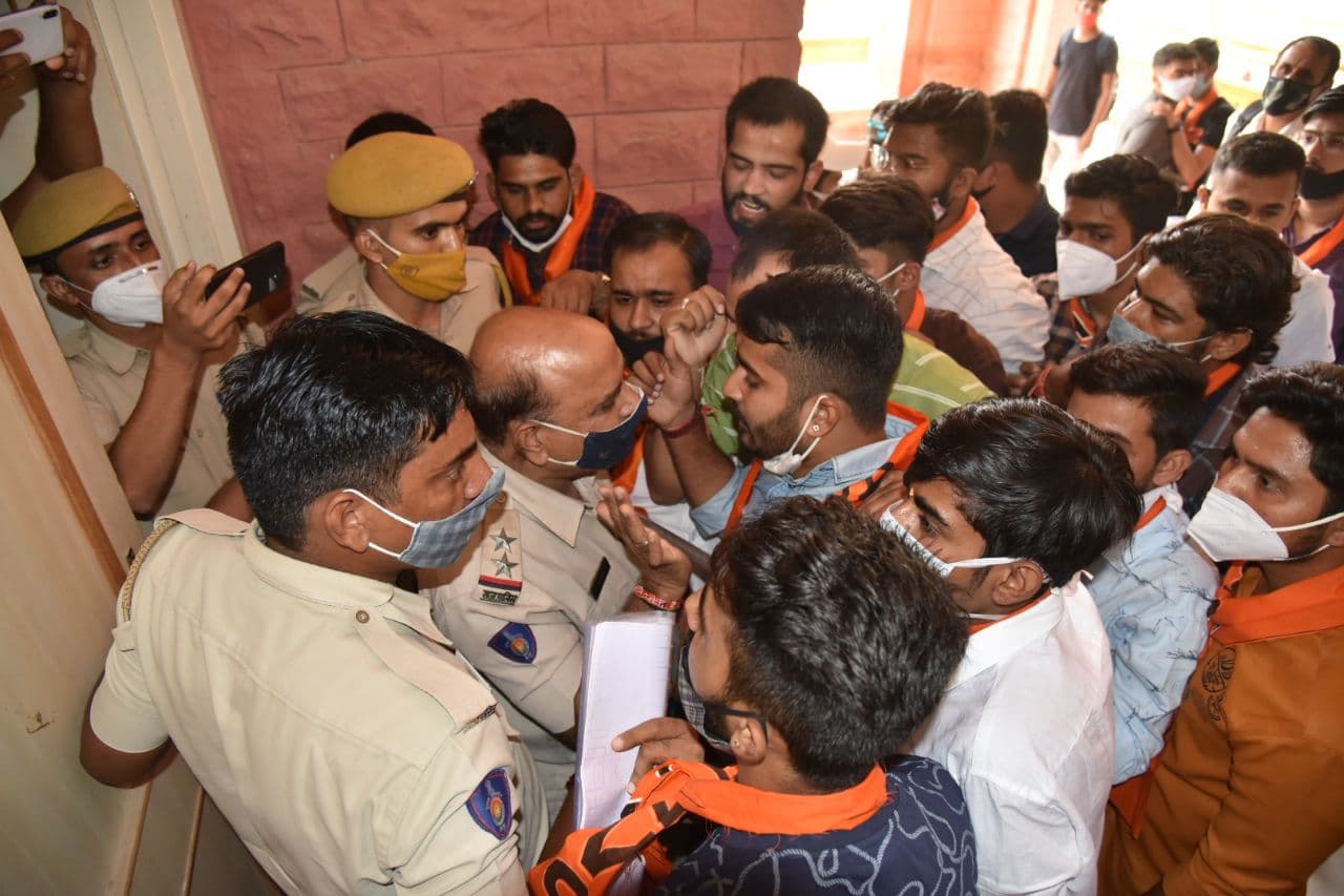 जेएनवीयू में एबीवीपी व पुलिस में हुई टकराहट