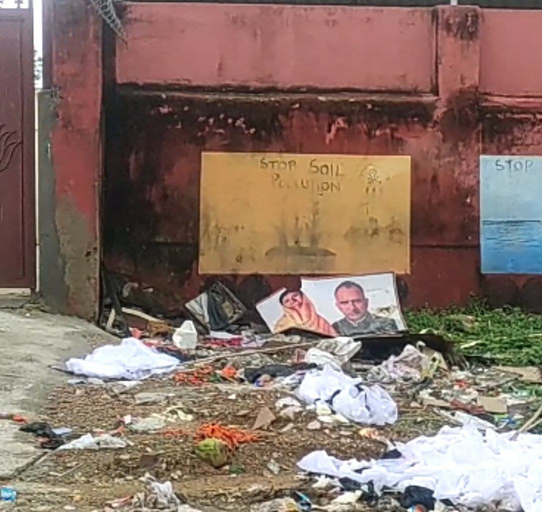 भाजपा मुख्यालय के पीछे कचरे में पड़े हैं राजे-परनामी के पोस्टर