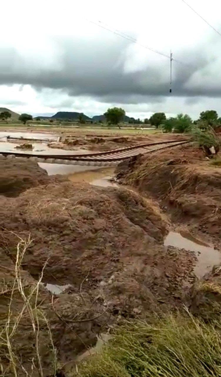 बारिश से शिवपुरी-ग्वालियर रेलवे ट्रेक क्षतिग्रस्त, आवागमन पूरी तरह से ठप