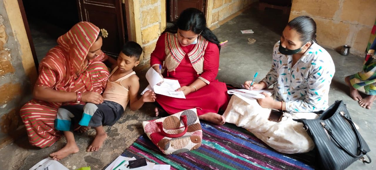 नवीन के घर पहुंची बाल कल्याण समिति की टीम