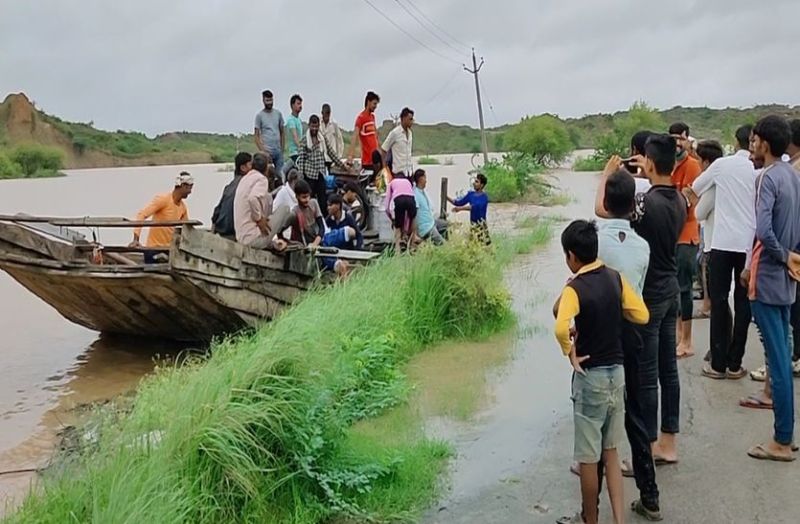 People crossing the river with their lives on their palms, many villages became islands
