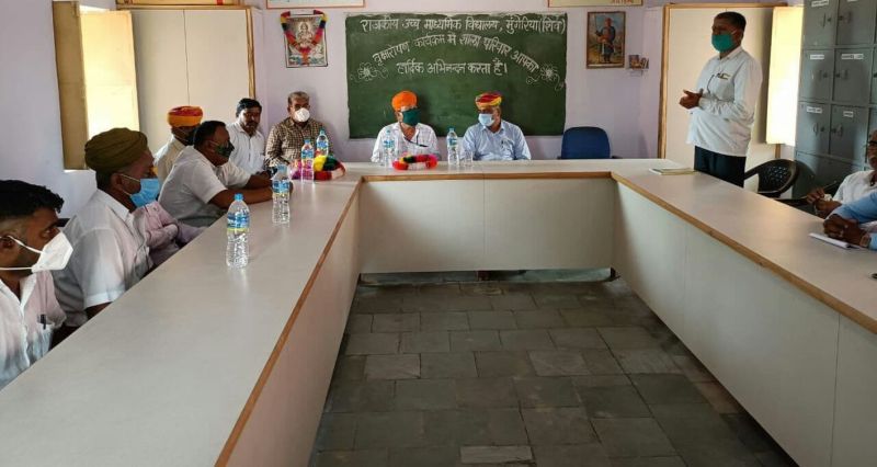 पौधरोपण कर बताई सरकारी योजना की महत्ता