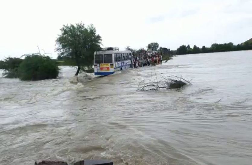 Flood in Chambal  : भारी बरसात, बाढ़ ग्रस्त कोटा-बारां में हाहाकार