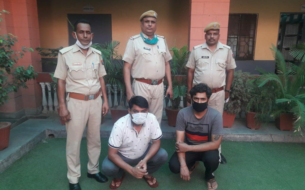 व्यापारी के घर के बाहर फायरिंग मामले में गैंगस्टर को वसूली की सुपारी देने वाले सहित दो गिरफ्तार