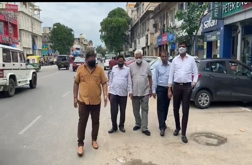 एमआई रोड पर व्यापारियों का पैदल-मार्च