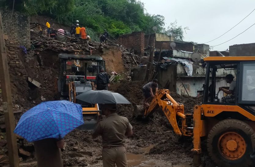 बारिश का कहर : नींद में ही आ गई सात जनों को मौत
