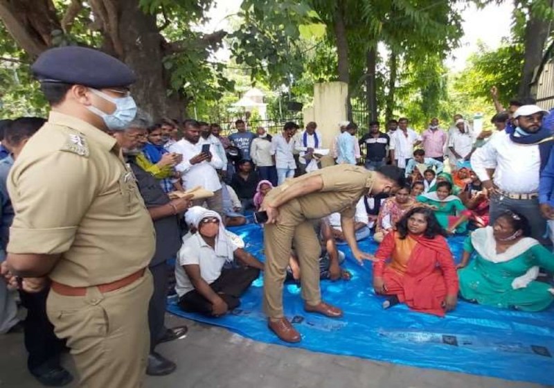Quick Read: धरने पर बैठीं पूर्व सांसद सावित्रीबाई फूले, पुलिस की कार्यप्रणाली पर उठाए सवाल
