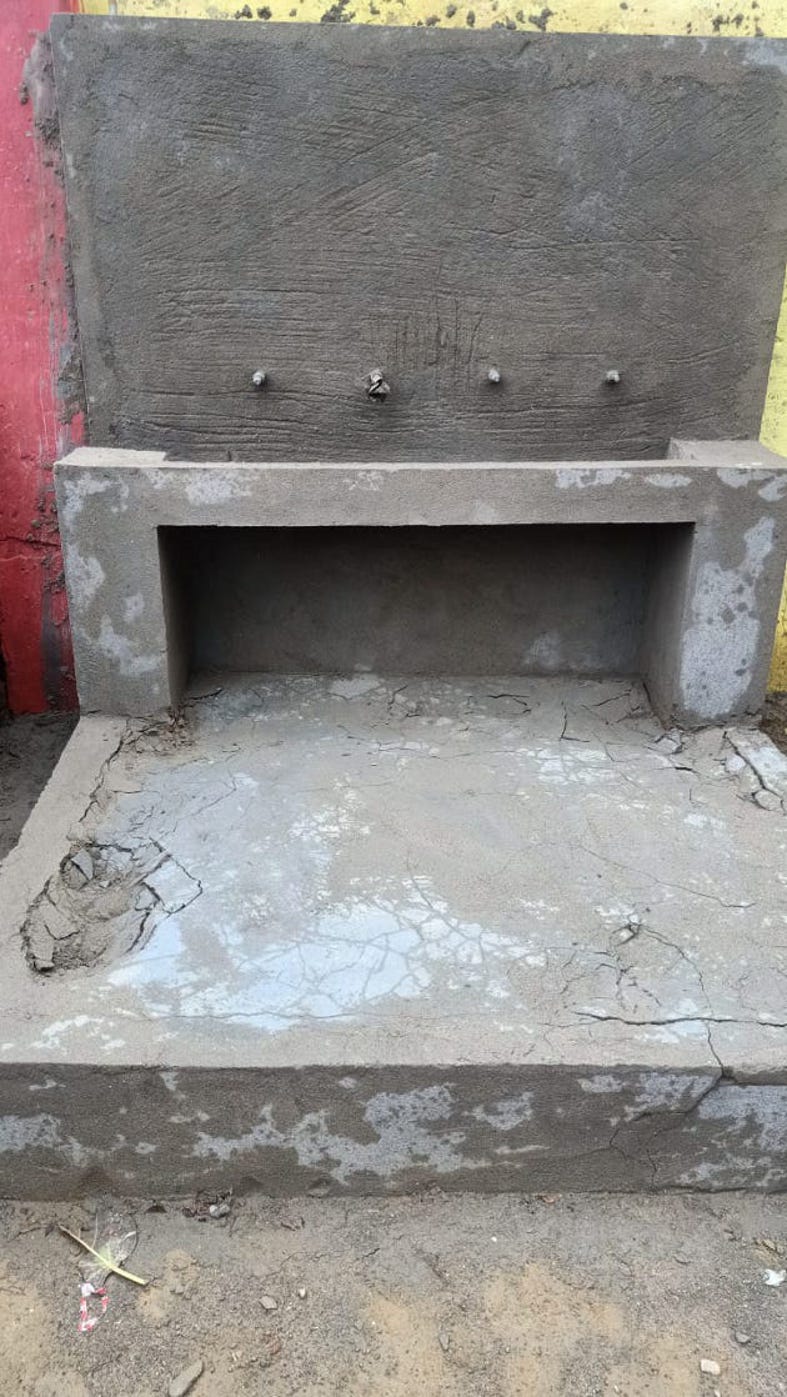 निर्माणाधीन प्लेटफॉर्म धंसके, गुणवत्ता पर उठे सवाल