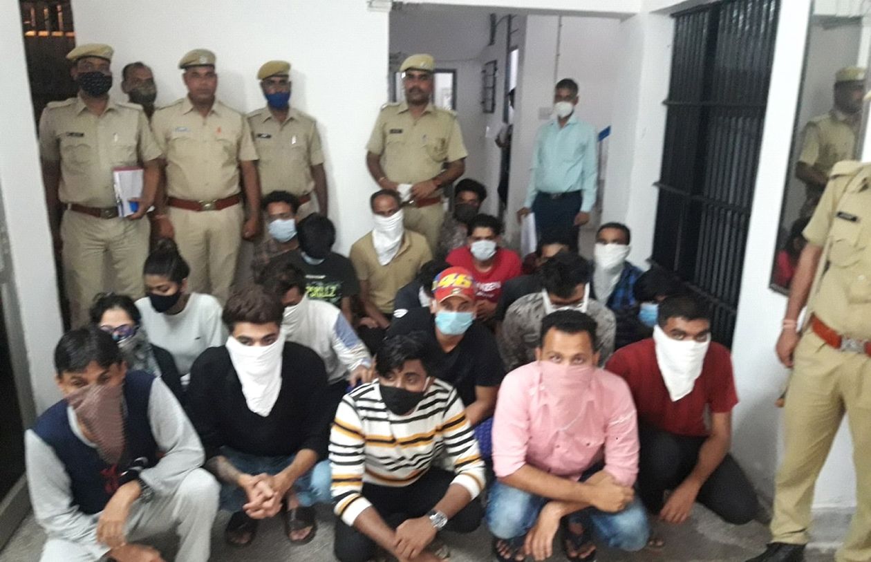 अमरीकियों को ठग रहे थे, दो महिलाओं सहित 20 गिरफ्तार