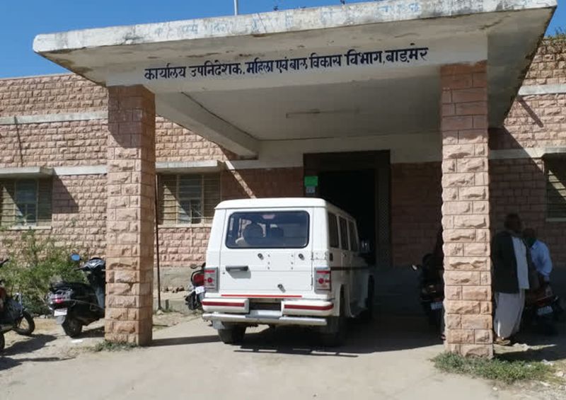 दसवीं की योग्यता और डिग्रीधारक कतार में