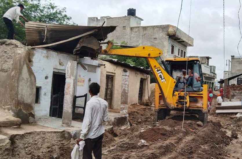 रास्ते में बना लिए मकान, 25 साल बाद अतिक्रमण पर गरजा पीला पंजा