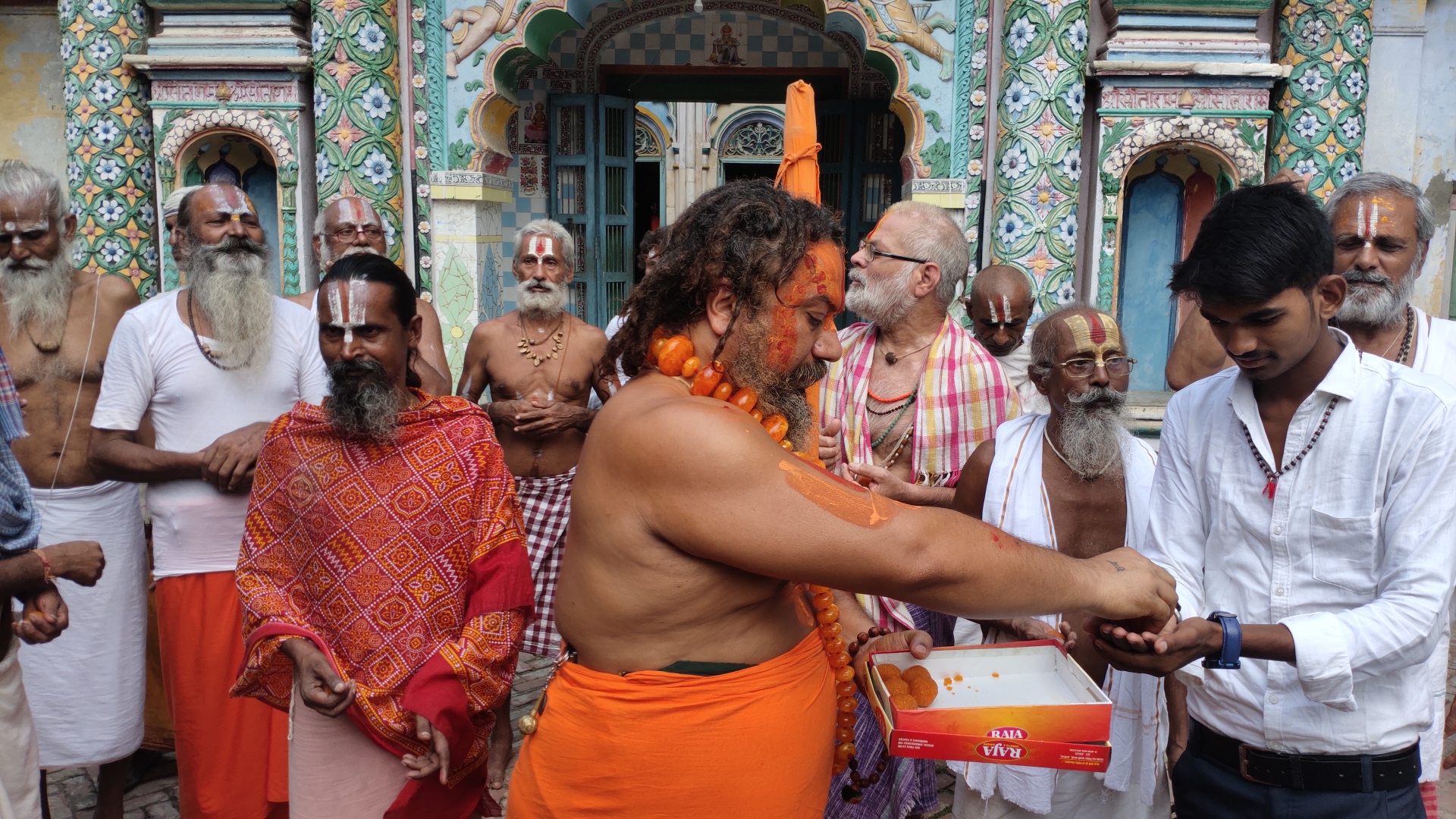 अयोध्या में सन्त सांस्कृतिक आजादी के रूप में मना रहे वर्षगांठ, मंदिरों बांटी गई मिठाईयां