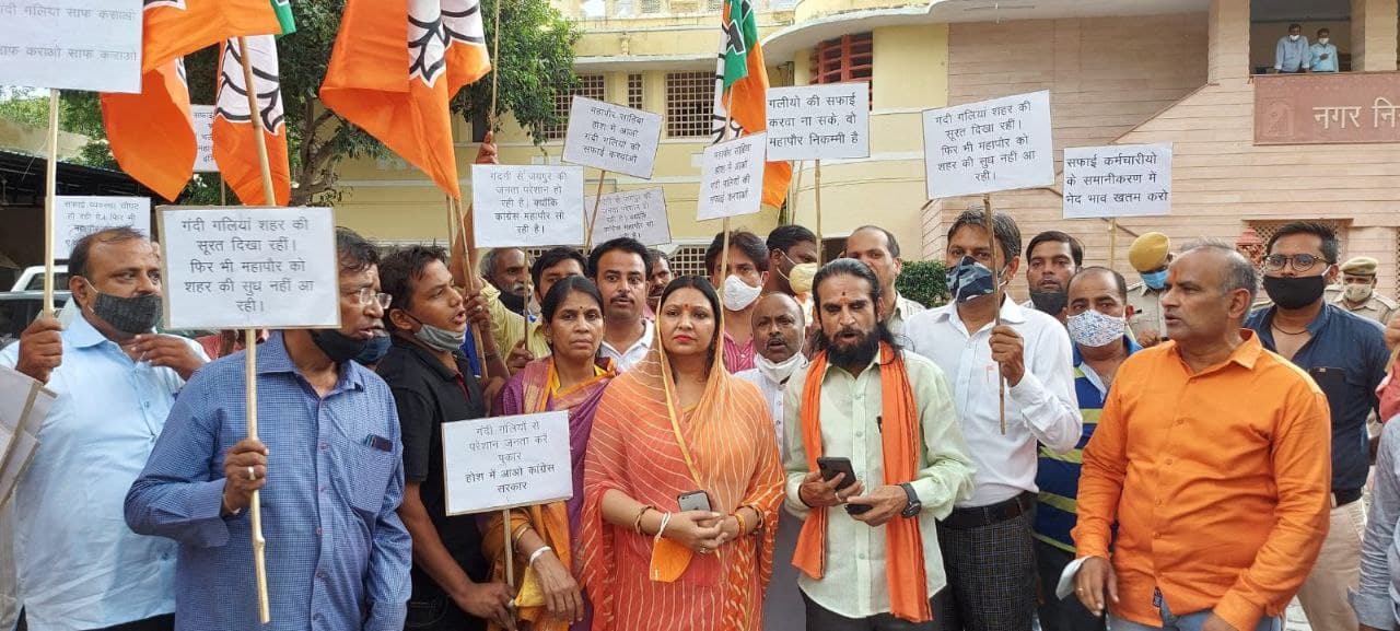 गलियां साफ नहीं हो रहीं, सफाईकर्मी भी नहीं मिल रहे पूरे