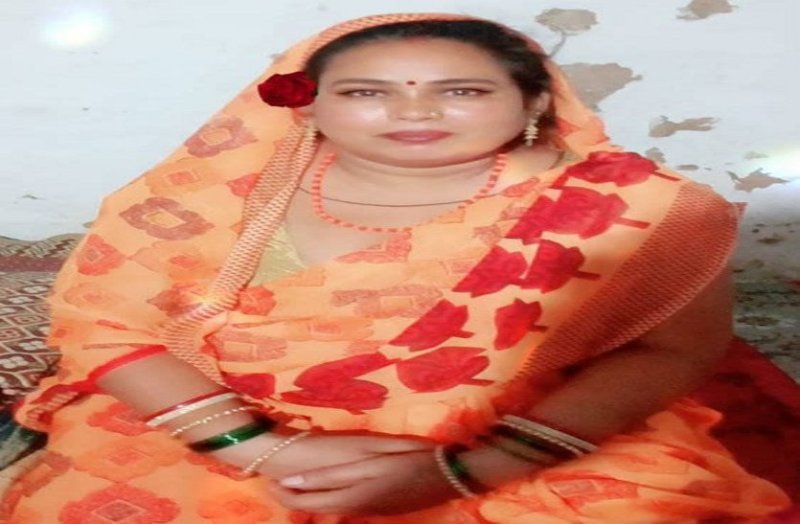 पति और दो बेटों को पुलिस पकड़ कर ले गई इधर सदमे में पत्नी फंदे पर झूली, जमानत पर छूटे तब किया अंतिम संस्कार