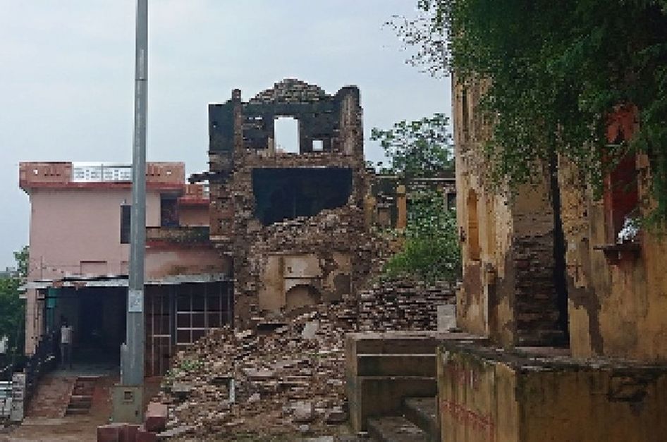 जर्जर सरकारी भवन दे रहे हादसों को न्योता