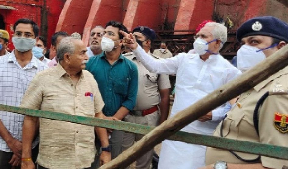 पीडि़त परिवार को मिलेगी आर्थिक सहायता, प्रभारी मंत्री पहुंचे जायजा लेने