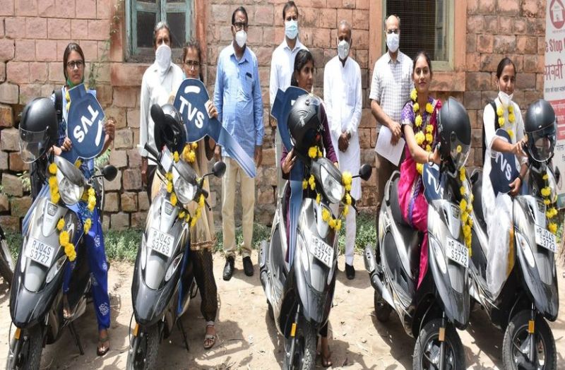बाड़मेर में प्रतिभावान छात्राओं को मिली स्कूटी, खिले चेहरे
