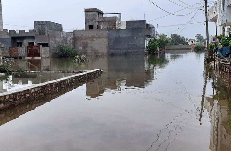 कॉलोनियों में तीसरे दिन भी 4 से 5 फीट पानी