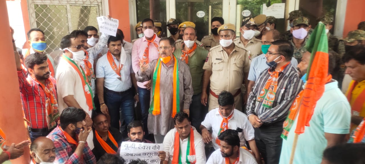 भाजपा ने निकाला पैदल मार्च, उपायुक्त और एईएन को सौंपा ज्ञापन