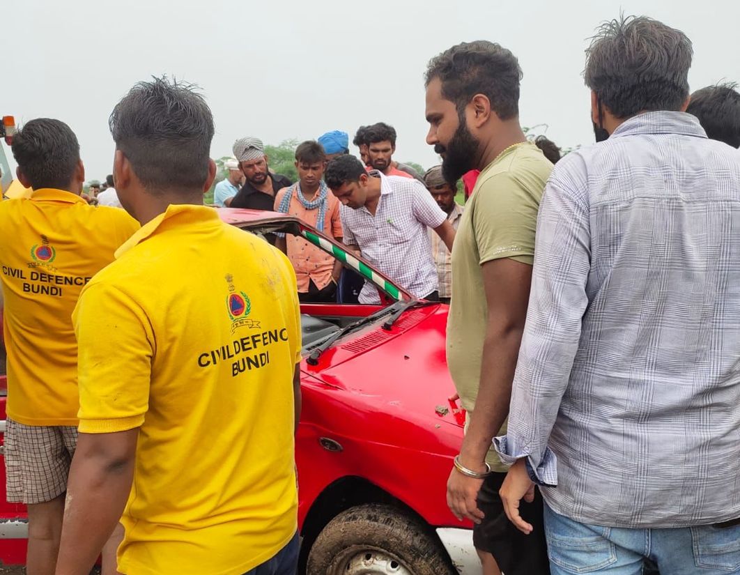 नहर में दूसरे दिन मिली कार, क्रेन की मदद से निकाला