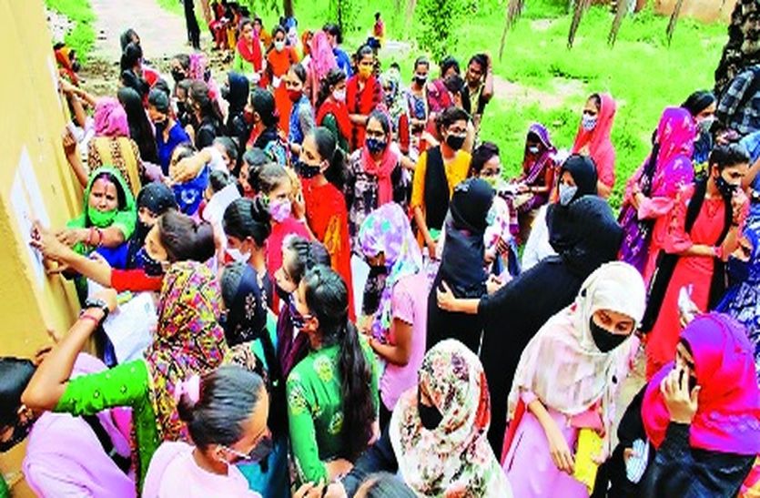 ऊर्दू के पेपर में अशुद्धियां, बोनस अंक की मांग
