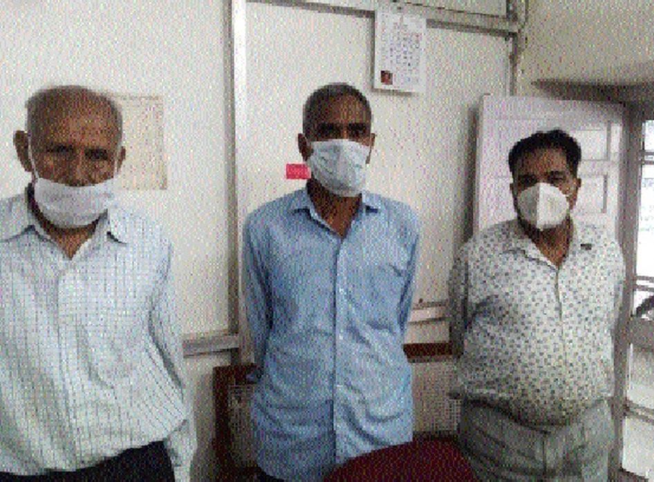 नैनवां नगरपालिका के तत्कालीन अधिशासी अधिकारी, कानूनगो व पटवारी गिरफ्तार