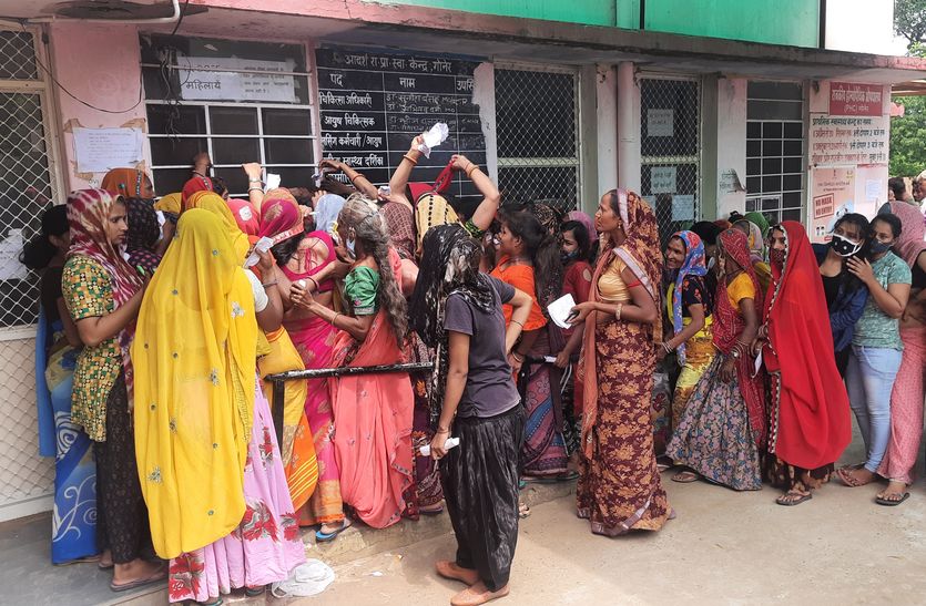 कोरोना वैक्सीन को लेकर मारामारी, महिलाओं में मची धक्का-मुक्की